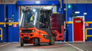 Un empleado de Michelin Tyre PLC conduce una carretilla elevadora de Linde Material Handling marcha atrás.
