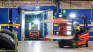 Carretilla elevadora de Linde Material Handling en acción en Michelin Tyre PLC.