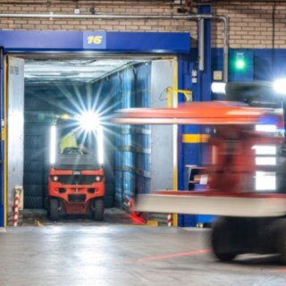 Carretilla elevadora de Linde Material Handling en acción en Michelin Tyre PLC.