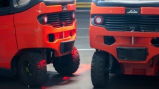 Linde Reverse Assist Radar en la parte trasera de dos carretillas contrapesadas Linde E20.