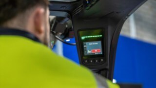 La pantalla de la cabina del conductor muestra el mensaje de advertencia del Linde Reverse Assist Radar.