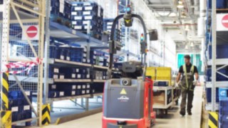 El tractor con remolques P-MATIC de Linde navega de forma autónoma en la Opel de Viena. El tractor con remolques autónomo P-MATIC de Linde Material Handling con geonavegación en acción en Opel-Wien GmbH