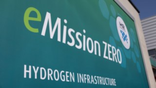 Letrero turco con la inscripción "eMission ZERO" HYDROGEN INFRASTRUCTURE
