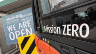 Linde MH produce hidrógeno ecológico para el flujo interno de materiales en la ubicación de Aschaffenburg. Carretillas elevadoras Linde con la rotulación eMission ZERO
