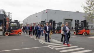 Stefan Prokosch guía a los invitados por las instalaciones de Aschaffenburg. Stefan Prokosch guía a los invitados por las instalaciones de Aschaffenburg