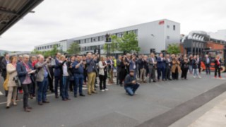 Numerosos invitados y representantes de los medios de comunicación asistieron a la inauguración de la nueva infraestructura H2. Invitados y representantes de los medios de comunicación en la ceremonia de inauguración de las instalaciones de Linde en Aschaffenburg.