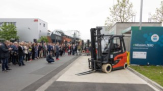 Numerosos invitados y representantes de los medios de comunicación asistieron a la inauguración de la nueva infraestructura H2. Invitados y representantes de los medios de comunicación en la ceremonia de inauguración de las instalaciones de Linde en Aschaffenburg.
