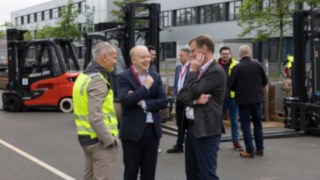 Linde utiliza únicamente electricidad verde certificada para la producción de hidrógeno. Tres personas hablan en la inauguración de la nueva instalación de producción de hidrógeno