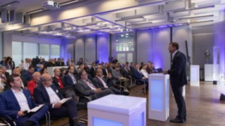 Andreas Krinninger se dirige al público en la ceremonia de inauguración de la nueva infraestructura de hidrógeno. Andreas Krinninger se dirige al público en la ceremonia de inauguración de la nueva infraestructura de hidrógeno