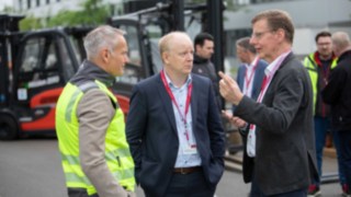 Linde utiliza únicamente electricidad verde certificada para la producción de hidrógeno. Tres personas hablan en la inauguración de la nueva instalación de producción de hidrógeno