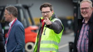 eMission ZERO: Linde Material Handling explota una propia infraestructura de hidrógeno Un hombre con chaleco reflectante dirige su mirada y un dedo a la cámara