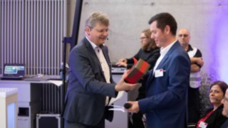 Stefan Prokosch entrega un obsequio a Michael Kraus en la ceremonia de inauguración de la nueva infraestructura de hidrógeno. Stefan Prokosch entrega un obsequio a Michael Kraus en la ceremonia de inauguración de la nueva infraestructura de hidrógeno