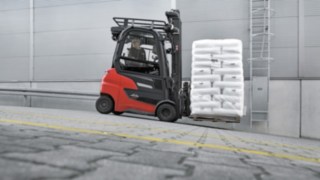 La Linde Xi20 PH puede afrontar incluso pendientes exigentes sin esfuerzo. La Linde Xi20 PH transporta mercancías cuesta arriba.
