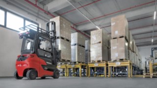Los modelos Linde Xi alcanzan velocidades de elevación y descenso hasta un 20 por ciento superiores a la media del mercado. La carretilla eléctrica Xi20 PH de Linde Material Handling en el almacén de Ostendorf.