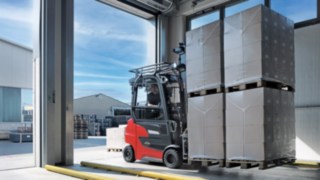 La carretilla eléctrica Xi20 PH de Linde Material Handling transporta mercancías desde el almacén al exterior.