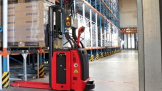 Apiladores autónomos L-MATIC de Linde Material Handling en acción en Poloplast