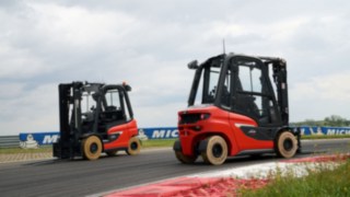 H25 y X25 de Linde Material Handling en el circuito de carreras