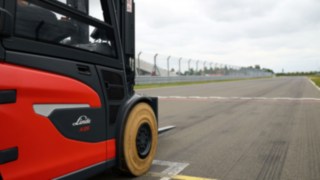 El diseño de Porsche Engineering combina rendimiento, ergonomía y estética en las carretillas elevadoras de Linde. La carretilla eléctrica X25 de Linde Material Handling
