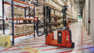 Apilador automatizado L-MATIC AC de Linde Material Handling en acción en Schneider Electric