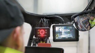 Un empleado de Seifert Logistics con Linde Dynamic Mast Control 