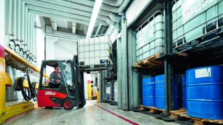 Carretilla eléctrica de Linde en acción en la empresa Sika Deutschland GmbH Carretilla eléctrica de Linde en acción en la empresa Sika Deutschland GmbH