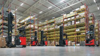 Varias carretillas retráctiles automatizadas R-MATIC de Linde MH en el almacén de Simon Hegele