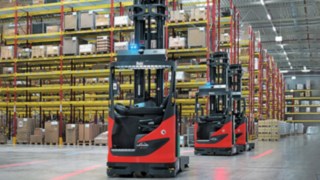 Varias carretillas retráctiles automatizadas Linde R-MATIC en acción en Simon Hegele.