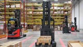 Las R-MATIC de Linde MH esperan frente a la estantería a que se les asigne la siguiente orden de traslación