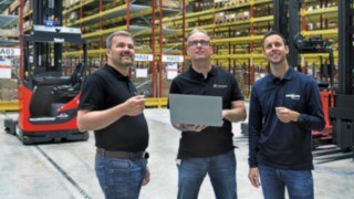 Oliver Sitzmann y Marcus Wieland, ambos de Simon Hegele, y Thomas Eußner, de Ernst Müller Fördertechnik, están uno al lado del otro en el almacén.