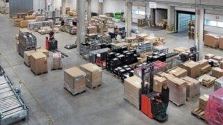 Almacén logístico de Simon Hegele, donde los empleados clasifican y transportan palés con mercancías.