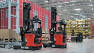 Dos carretillas R-MATIC de Linde MH en el almacén de Simon Hegele, bautizadas como "Simon Hebele" y "Hubi"