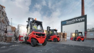 Carretillas contrapesadas H50 de Linde Material Handling en acción en Smurfit Kappa