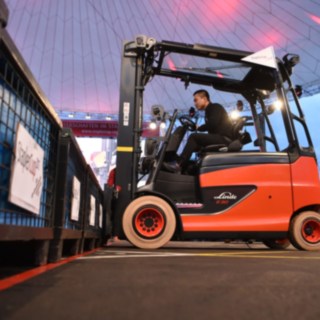 Carretillas elevadoras y transpaletas de alquiler Linde Material Handling. Contamos con concfesionarios en Valencia, Adanlucía, País Vasco, Galicia, Castilla, Baleares o Canarias Carretillas elevadoras y transpaletas de alquiler Linde Material Handling. Contamos con concfesionarios en Valencia, Adanlucía, País Vasco, Galicia, Castilla, Baleares o Canarias