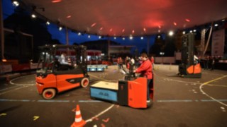 Linde utiliza sus posibilidades comunicativas para sensibilizar sobre temas importantes para el sector. Carretillas elevadoras de Linde Material Handling participan en la StaplerCup.