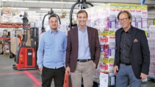 De izquierda a derecha Marcel Bicking (TST GmbH), Jakob Stoffel (Suffel Fördertechnik), Oliver Wittig (Henkel AG) De izquierda a derecha Marcel Bicking (TST GmbH), Jakob Stoffel (Suffel Fördertechnik), Oliver Wittig (Henkel AG)