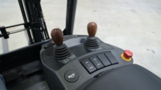 Los elementos de control están optimizados con los más altos estándares ergonómicos. Los elementos de control de los modelos Xi de Linde en una vista en detalle.