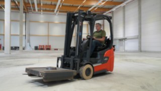Theo Egberts, experto en carretillas elevadoras, prueba los Xi16 y Xi20 P de Linde Material Handling. Vídeo del experto en carretillas elevadoras Theo Egberts, que prueba los modelos Linde Xi.