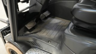 El espacio para los pies en los modelos Xi de Linde es muy cómodo. El espacio para los pies de los modelos Xi de Linde en detalle.
