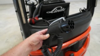 Los modelos Linde Xi se pueden cargar con cargadores Linde normales o mediante un cargador de a bordo integrado. La tecnología de carga de los modelos Xi de Linde en una vista en detalle.