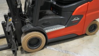 Gracias a la eliminación del cofre de batería, el espacio para los pies en los modelos Xi de Linde es significativamente mayor. El peldaño de acceso de los modelos Xi en detalle.