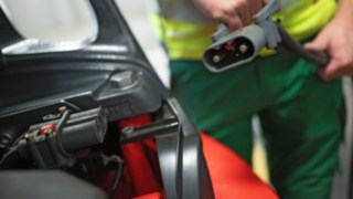 Carretilla eléctrica E30 de Linde Material Handling con tecnología Litio-Ion. Carga de una carretilla eléctrica E30 de Linde Material Handling mediante la tecnología Litio-Ion.