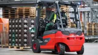 Carretilla eléctrica E30 de Linde Material Handling en acción en la cervecera Veltins