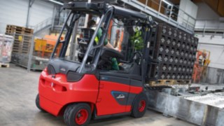Carretilla eléctrica E30 de Linde Material Handling en la cervecera Veltins La carretilla eléctrica E30 de Linde Material Handling transporta botellas vacías y llenas en la cervecera Veltins.