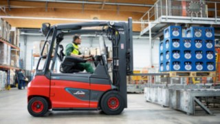 Carretilla eléctrica E30 de Linde Material Handling en la cervecera Veltins Carretillas eléctricas E30 de Linde Material Handling transportan botellas vacías y llenas en la cervecera Veltins.