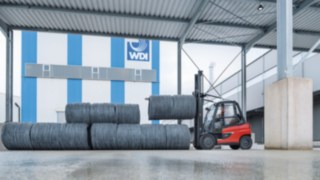 La X50 de Linde Material Handling agarra con firmeza las bobinas de toneladas de WDI. La X50 de Linde Material Handling agarra con firmeza las bobinas de toneladas de WDI.