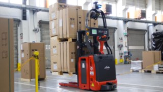 El apilador autónomo L-MATIC de Linde transporta los productos de forma segura y eficiente desde A hasta B. El apilador autónomo L-MATIC de Linde Material Handling en acción en Wolf Gmbh
