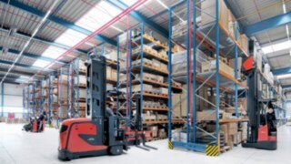 Carretilla para pasillo estrecho K-MATIC de Linde Material Handling en acción en Yanmar Compact Equipment Europe