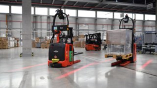 Las soluciones para la intralogística automatizada de Linde ayudan a las empresas a trabajar de forma más segura, eficiente y económica. Carretillas automatizadas de Linde Material Handling en acción en el almacén