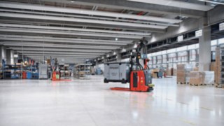 Dos L-MATIC de Linde Material Handling en el almacén de ebm-papst en Mulfingen. Dos L-MATIC de Linde Material Handling en el almacén de ebm-papst en Mulfingen.