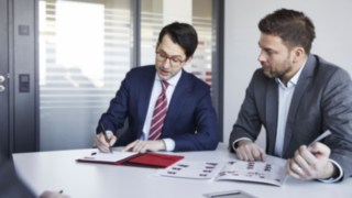 Empleado de Linde asesorando a un cliente